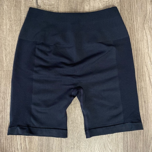 - SOLD - Aurola Shorts (Amplify dupes) - Black (S) - Picture 2 of 3